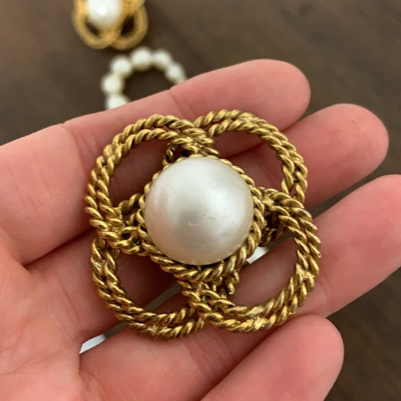 Vintage Chanel pearl camellia earrings - Picture 6 of 8